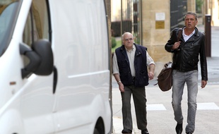 Metz, le 5 août 2014. Henri Leclaire (à gauche) et son avocat lors d'une convocation par le juge qui enquête sur le double meurtre de Montigny-lès-Metz.