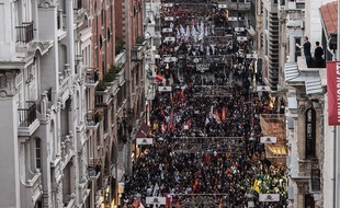 Des milliers de manifestants se sont réunis à Istanbul le 10 octobre 2015, à la suite des attentats qui ont fait au moins 86 morts dans la matinée à Ankara.