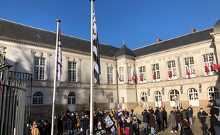 Le Gwenn Ha Du hissé dans la cour d'honneur de l'Hôtel de ville. Sans vent, le symbole est moins spectaculaire.