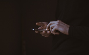 Illustration d'une personne envoyant un SMS.