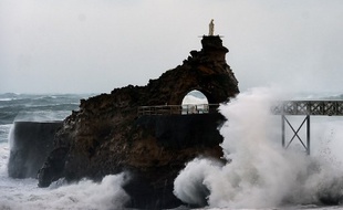 La mer était agitée près du rocher de la Vierge, à Biarritz.