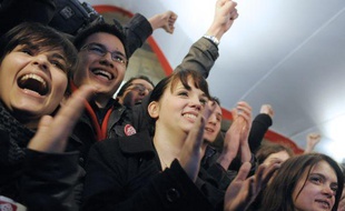 Des militants du Parti socialiste fêtent rue de Solférino les résultats pour les élections régionales, le 21 mars 2010