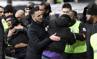 Des supporters du TFC en colère contre la direction du club à la fin du match de Ligue 1 contre Reims, le 14 décembre 2019 au Stadium de Toulouse.