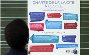 Un élève lit la Charte de la laïcité à l'école en 2014.
