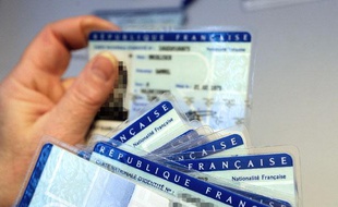 Une employée du centre d'établissement de la carte d'identité française de Limoges, dépendant du Ministère de l'Intérieur, vérifie des cartes d'identité qui viennent d'être plastifiées, le 25 février 2010.