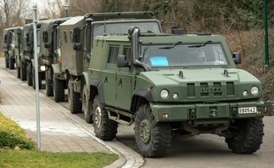 Des véhicules militaires présents lors d'une opération policière en lien avec Reda Kriket, un homme mis en examen en France pour un projet d'attentat, le 31 mars 2016 à Courtrai, en Belgique