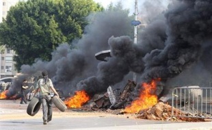 Des manifestants ont bloqué mercredi des routes au Liban, dont celle de l'aéroport international de Beyrouth, et ont brûlé des pneus pour réclamer une revalorisation de salaires, sur fond de grave crise politique.