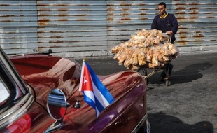 Une ancienne voiture américaine dans les rues de la Havane, le 30 janvier 2015
