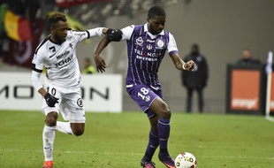 L'attaquant du TFC Odsonne Edouard (à droite), lors d'un match de Ligue 1 contre Metz, le 19 novembre 2016 au Stadium de Toulouse.