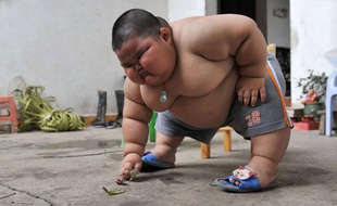 Lu Hao, petit CHinois de 3 ans qui pèses plus de 60 kilos, le 18 mars 2011.