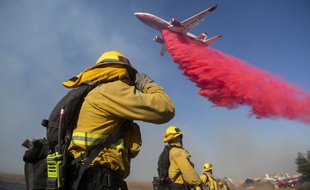 Un un Tanker DC-10 largue du retardant sur l'incendie qui sévit à Simi Valley, près de Los Angeles, le 30 octobre 2019.