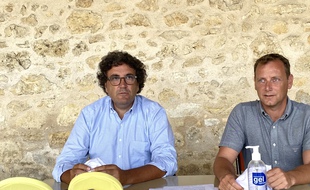 Le maire de Libourne, Philippe Buisson (à gauche), et son adjoint à l'éducation Thierry Marty, ont présenté le 26 août le protocole sanitaire qui sera en vigueur dans les écoles de la ville à partir de la rentrée 2020.