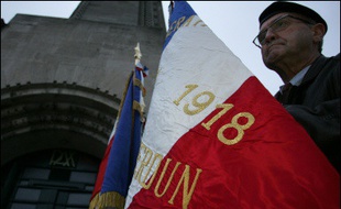 La première pierre d'un monument dédié aux 70.000 combattants musulmans morts pour la France pendant la Première guerre mondiale sera posée jeudi à Douaumont, près de Verdun (Meuse), par le ministre délégué aux Anciens combattants Hamlaoui Mekachera.