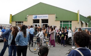 La population de Nangis, au nord de Paris, se retrouve le 22 juillet 2014 pour s'informer de la collision entre un poids lourd et un minibus de la commune qui a fait 6 morts, dont 5 enfants
