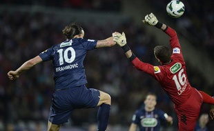 Zlatan Ibrahimovic au duel avec Bertrand Laquait, le 17 avril 2013