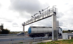 Un camion passe sous un portique "écotaxe" à Plélan-le-Grand, sur la voie rapide entre Rennes et Lorient, le 4 novembre 2013