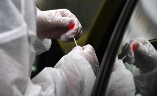 Illustration d'un drive in pour réaliser des tests du coronavirus à Brest.