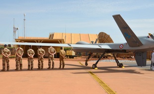 Des militaires de l'opération Barkhane à côté d'un drone Reaper à Niamey au Niger, le 31 juillet 2017.