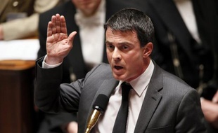 Le ministre de l'Intérieur, Manuel Valls, a "déconseillé" samedi aux familles avec enfants de participer dimanche à la manifestation organisée à Paris contre le mariage homosexuel, en raison des risques de débordements.