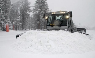 Un engin de damage sur une piste de ski. Illustration