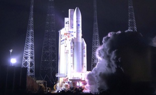 Le décollage de la fusée Ariane 5, qui a placé deux satellites de télécommunications en orbite le 18 février 2020.