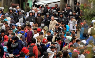 La caravane de migrants honduriens tente d'entrer au Guatemala, le 16 janvier 2019.