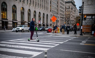 Un homme fait de la trottinette à Washington, aux Etats-Unis