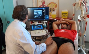 La blessure musculaire du centre du Stade Toulousain Pierre Fouyssac est examinée par le professeur Henri Sans dans les locaux médicaux du club.