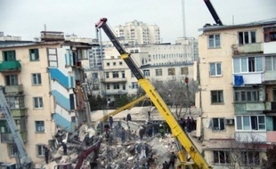 Au moins 19 personnes ont été tuées à la suite d'une forte explosion qui a partiellement détruit un immeuble de quatre étages en Crimée, dans le sud l'Ukraine, où se sont rendus le président et le Premier ministre pour constater l'ampleur des dégâts.