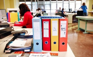 Les permanences téléphoniques et Internet, ainsi que deux bureaux restent opérationnels.