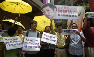 Des manifestants brandissent un portrait de la chanteuse Denise Ho à Hong Kong le 8 juin 2016