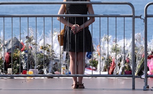 Des fleurs ont été déposées sur la promenade des Anglais en hommage aux victimes de l'attentat de Nice, le 14 juillet 2016.