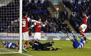 Les joueurs d'Arsenal Chamackh, Giroud et Walcott célèbrent le 4e but de leur équipe, le 30 octobre 2012, à Reading.