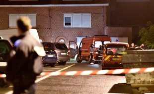 La police à Haubourdin (Nord), devant la maison où 5 membres d'une même famille ont été trouvés morts, le 2