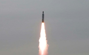Photo fournie par l'agence de presse nord-coréenne (KCNA) le 24 avril 2016 d'un tir de missile nord-coréen, depuis un lieu non précisé