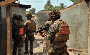 Des pourparlers étaient en cours samedi à Sibut entre la Force africaine, appuyée par des soldats français, et d'ex-rébelles de la Séléka qui ont pris le contrôle de cette ville clé au nord de Bangui et fragilisent le nouveau pouvoir centrafricain.