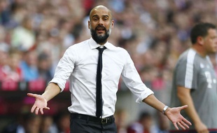 Pep Guardiola sur le banc du Bayern Munich le 29 août 2015.