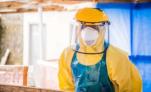 Un professionnel de santé en tenue protectrice dans un centre de traitement du virus Ebola à Freetown, en Sierra Leone, le 16 octobre 2014.