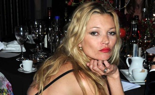 Kate Moss lors du dîner de charité Mummy Rocks en faveur du Great Ormond Street Hospital, à Londres, le 24 mars 2010.