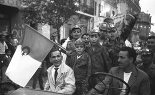 Les Algériens célèbrent leur indépendance à Oran, en 1962.
