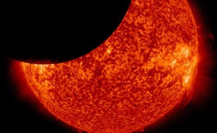 Une image de la Nasa montre la lune qui éclipse partiellement le soleil, le 30 janvier 2014