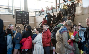 Passagers en gare de Calais-Fréthun après le blocage d'un Eurostar le 2 septembre 2015.