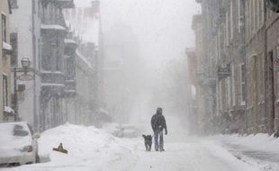 Un homme traverse la vieille ville de Québec, le 3 décembre 2007. Une tempête de neige venue du Colorado traverse actuellement le Canada.