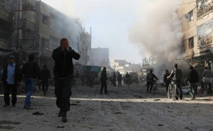 Un homme marche dans les environs de la capitale syrienne Damas, le 4 décembre 2015