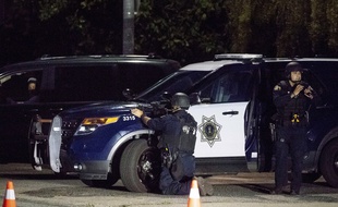 Des policiers au festival de Gilroy, en Californie, où s'est déroulée une fusillade le 29 juillet 2019