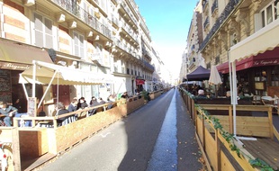 Certaines rues présentent de nombreuses terrasses comme ici, rue de Montparnasse (14e).