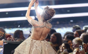Jennifer Lopez se prend en photo sur le plateau de American Idol le 21 mai 2014