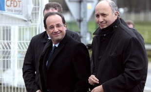 Laurent Fabius a accompagné François Hollande sur le site de Pétroplus, dans la banlieue de Rouen, le 5 janvier 2012.