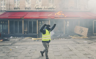 Un « gilet jaune » à Paris, le 16 mars 2019.