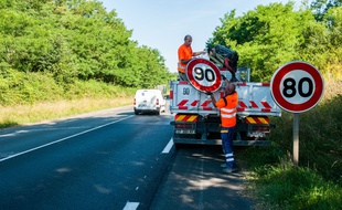 En Charente, à l'été 2018, lors du changement des panneaux de limitation de vitesse. (archives)